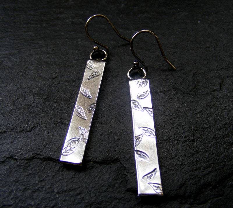 Silber Lange Blatt Gestempelt Ohrringe Strukturiert Eisern Elegante von dAgDesigns