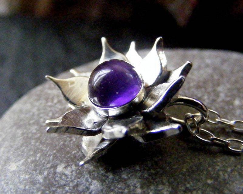 Silber Lotus Blume Amethyst Anhänger Halskette Mit Sterling Kabelkette Silber Lotus Blume Amethyst Anhänger Halskette Mit Sterling Kabelkette von dAgDesigns