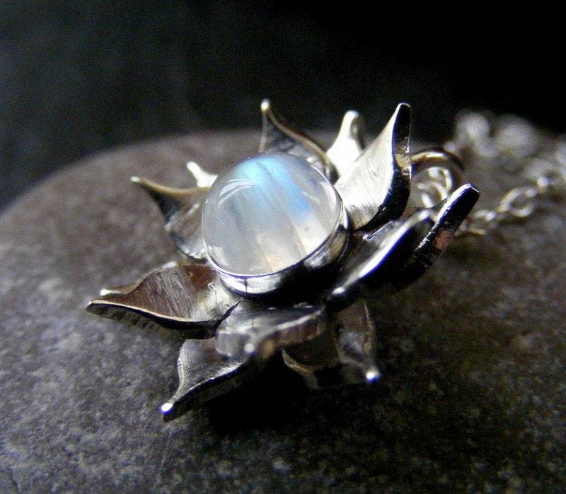 Silber Lotus Blume Mondstein Anhänger Halskette Mit Sterling Kabelkette Silber Lotus Blume Mondstein Anhänger Halskette Mit Sterling Kabelkette von dAgDesigns