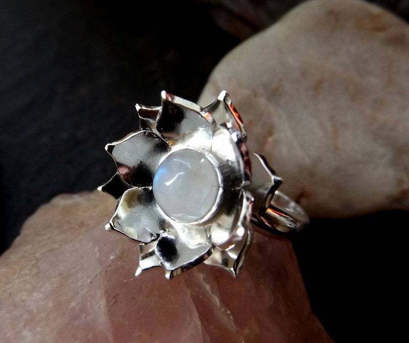 Silber Lotus Flower Ring Dreidimensional Mit Großen Mondstein Silber Lotus Flower Ring Dreidimensional Mit Großen Mondstein von dAgDesigns