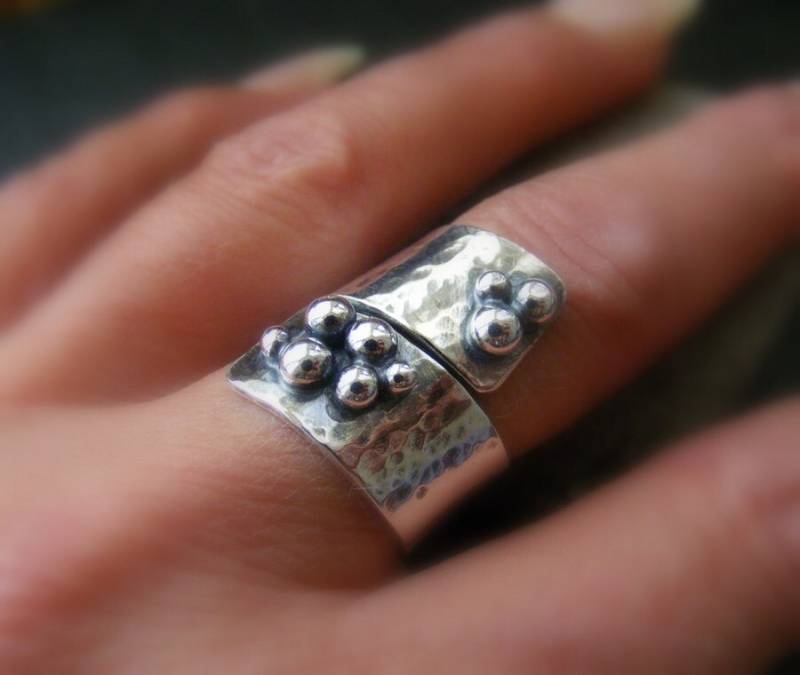 Silber Spiralring Mit Gehämmerten Detail Coil Cocktailring Silber Spiralring Mit Gehämmerten Detail Coil Cocktailring von dAgDesigns