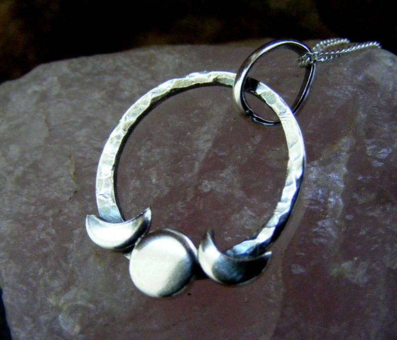 Silber Triple Moon Kleiner Halbmond Gehämmert Anhänger Halskette Kreis Celestial Silber Triple Moon Kleiner Halbmond Gehämmert Anhänger Halskette Kreis Celestial von dAgDesigns