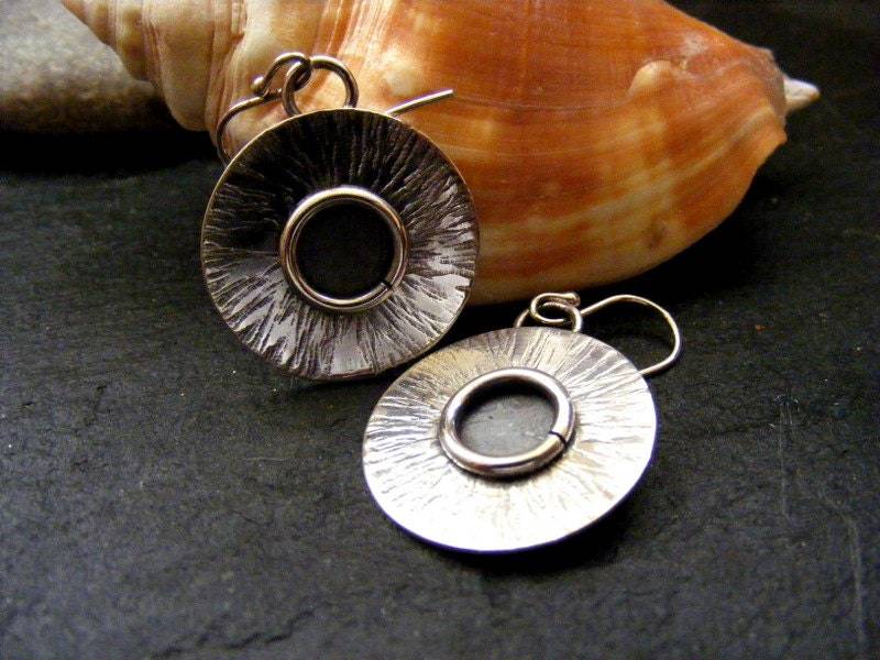 Silberne Kreis Ohrringe Mit Gehämmertem, Oxidiertem Detail von dAgDesigns