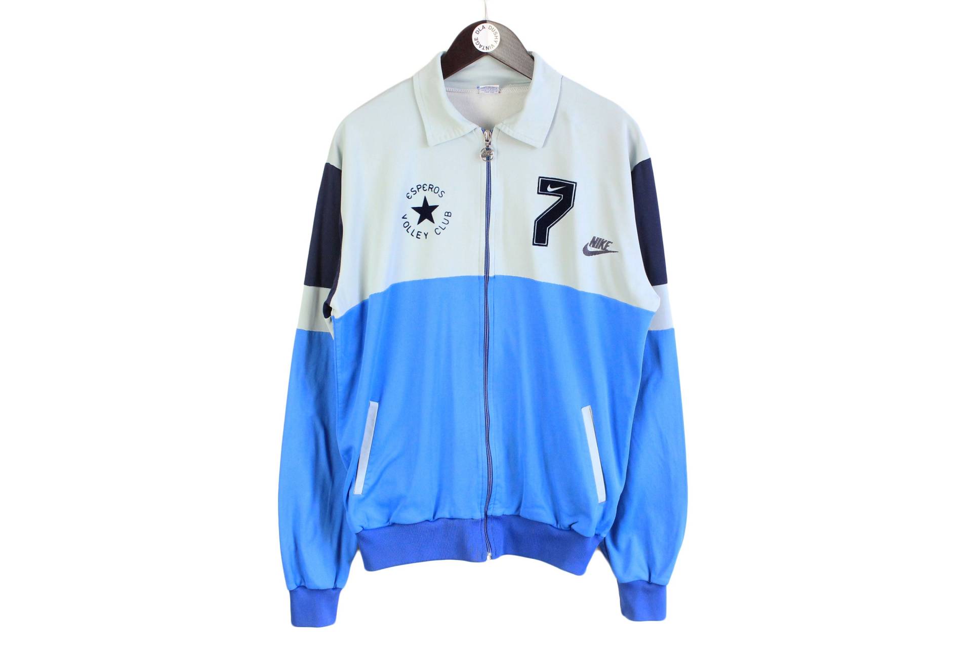Vintage Nike Esperos Volley Club Trainingsjacke Größe L Blau Retro Hipster Sport Style Laufhose Streetwear Großes Logo Sportliche Sportbekleidung Vintage Nike Esperos Volley Club Trainingsjacke Größe L Blau Retro Hipster Sport Style Laufhose Streetwear Großes Logo Sportliche Sportbekleidung von dDushy