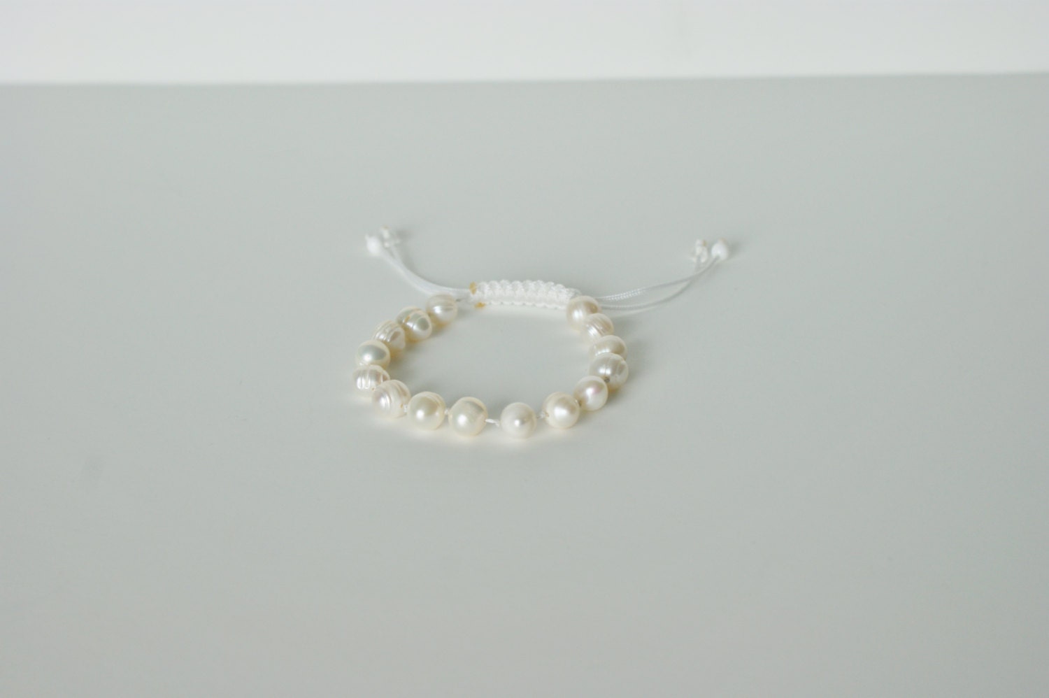 White Fresh Water Pearl Shamballa Armband von dEvaswimwear