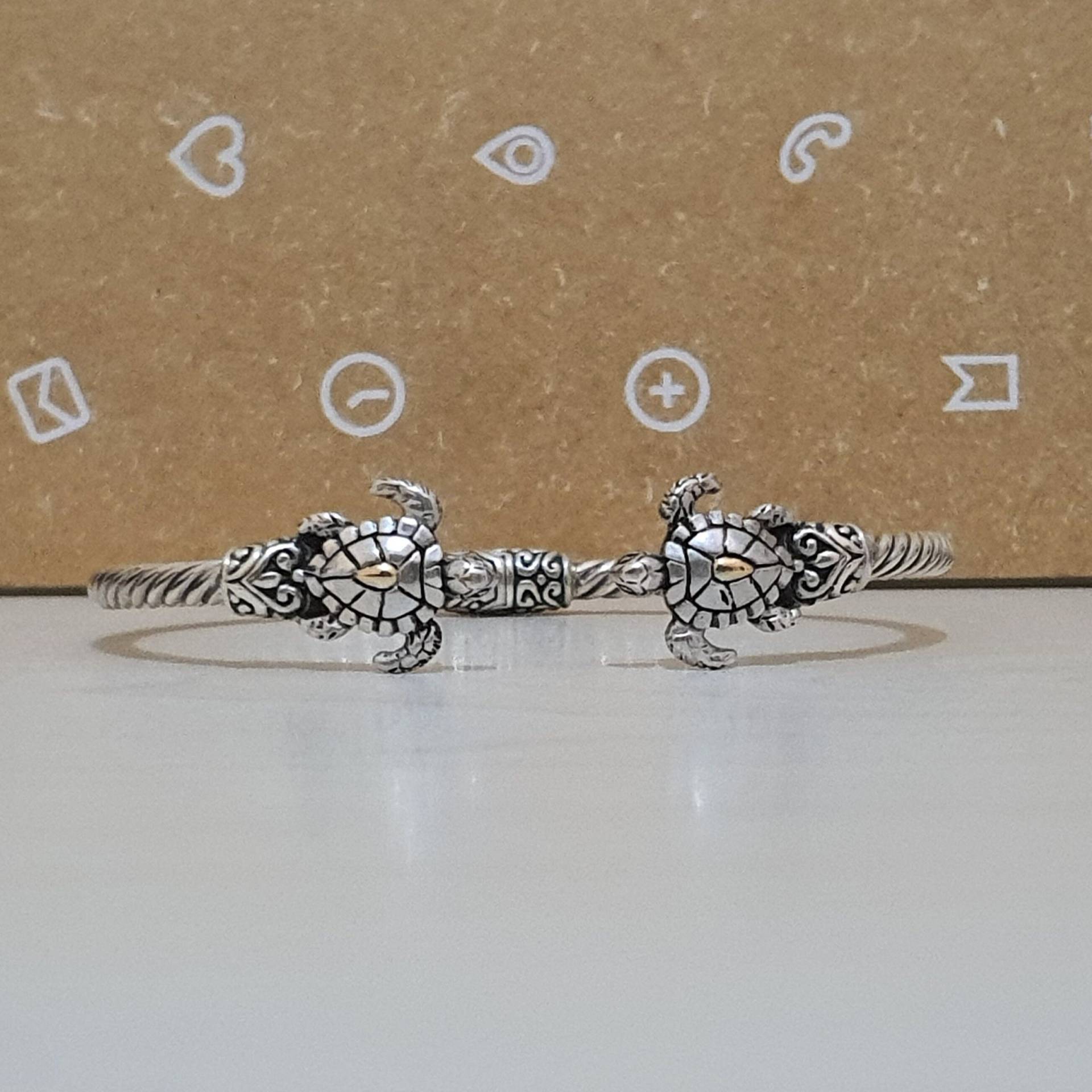 sterling Silber Manschetten Armband Zwilling Schildkröten Mit 14K Gold Akzenten sterling Silber Manschetten Armband Zwilling Schildkröten Mit 14K Gold Akzenten von dSPRINGSILVER