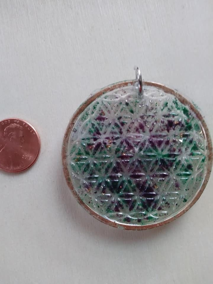 5 cm Blume Des Lebens Orgon Anhänger//Mit Schnur/Malachit/Sugalith/Fluorit/Selenit/Goldflocken/Schwarzer Turmalin von daggerandcloak