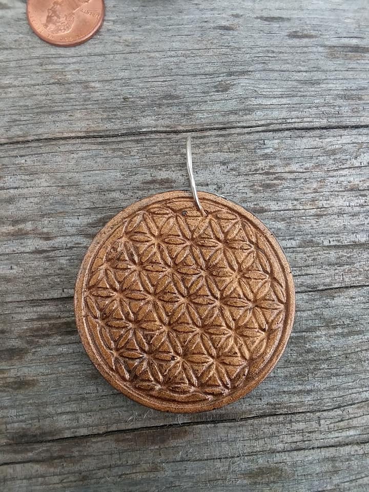 Blume Des Lebens Orgon Anhänger//5cm//Schwarze Kordel//In Harz Gegossen//Schwarzer Kyanit//Mondstein//Pfauenstein//Topas//Schwarzer Turmalin von daggerandcloak