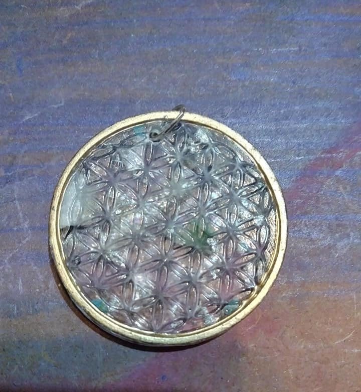 Blume Des Lebens Orgon Anhänger/In Harz Gegossen/Kommt Mit Schnur/5cm Anhänger/Smaragde/Silberblatt/Fluorit/Coelestin/Chrysocholla Blume Des Lebens Orgon Anhänger/In Harz Gegossen/Kommt Mit Schnur/5cm Anhänger/Smaragde/Silberblatt/Fluorit/Coelestin/Chrysocholla von daggerandcloak