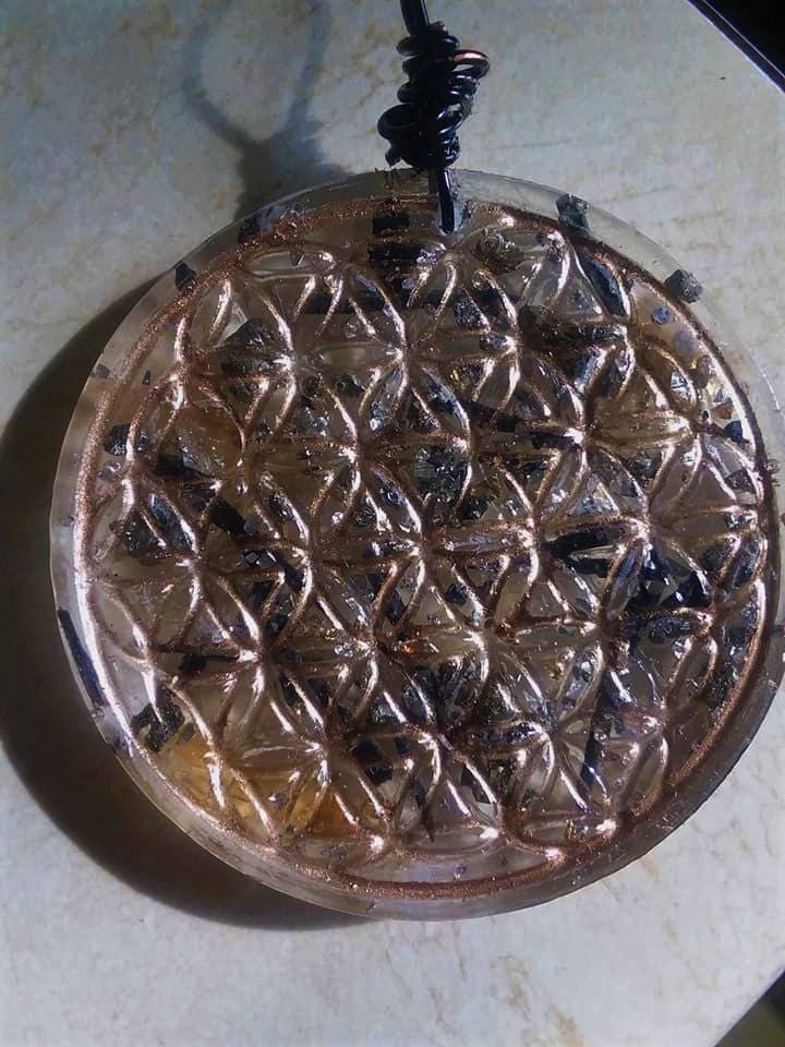 Blume Des Lebens Orgon Anhänger // 5 cm Heilige Geometrie Schwarzer Kyanit Citrin Pyrit Topas Blume Des Lebens Orgon Anhänger // 5 cm Heilige Geometrie Schwarzer Kyanit Citrin Pyrit Topas von daggerandcloak
