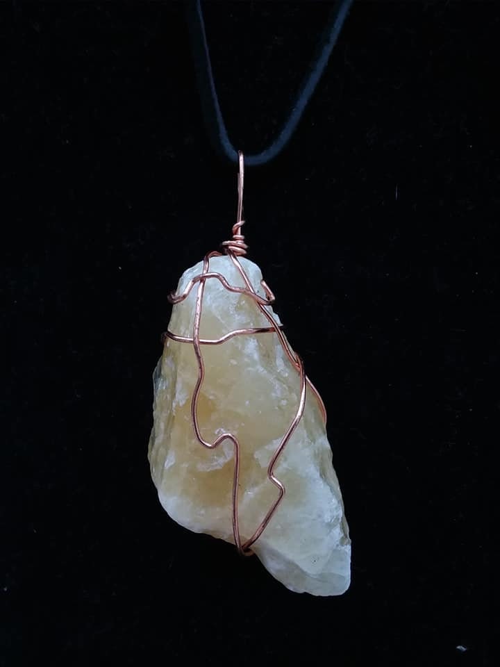Gelber Calcit Schlichter Drahtewrap/3 Zoll Anhänger/Kristalle/Calcit Halskette Gelber Calcit Schlichter Drahtewrap/3 Zoll Anhänger/Kristalle/Calcit Halskette von daggerandcloak