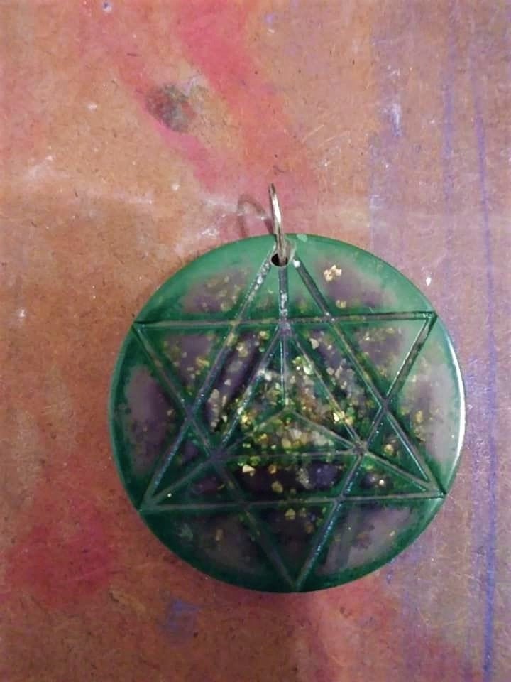 Merkaba Orgon Anhänger//Kommt Mit Schnur// 2-Zoll-Anhänger//Harz Gegossen/Malachit/Sugalith/Shungit/Pyrit/Silber Und Goldflocken/Negativ-Ion Merkaba Orgon Anhänger//Kommt Mit Schnur// 2-Zoll-Anhänger//Harz Gegossen/Malachit/Sugalith/Shungit/Pyrit/Silber Und Goldflocken/Negativ-Ion von daggerandcloak
