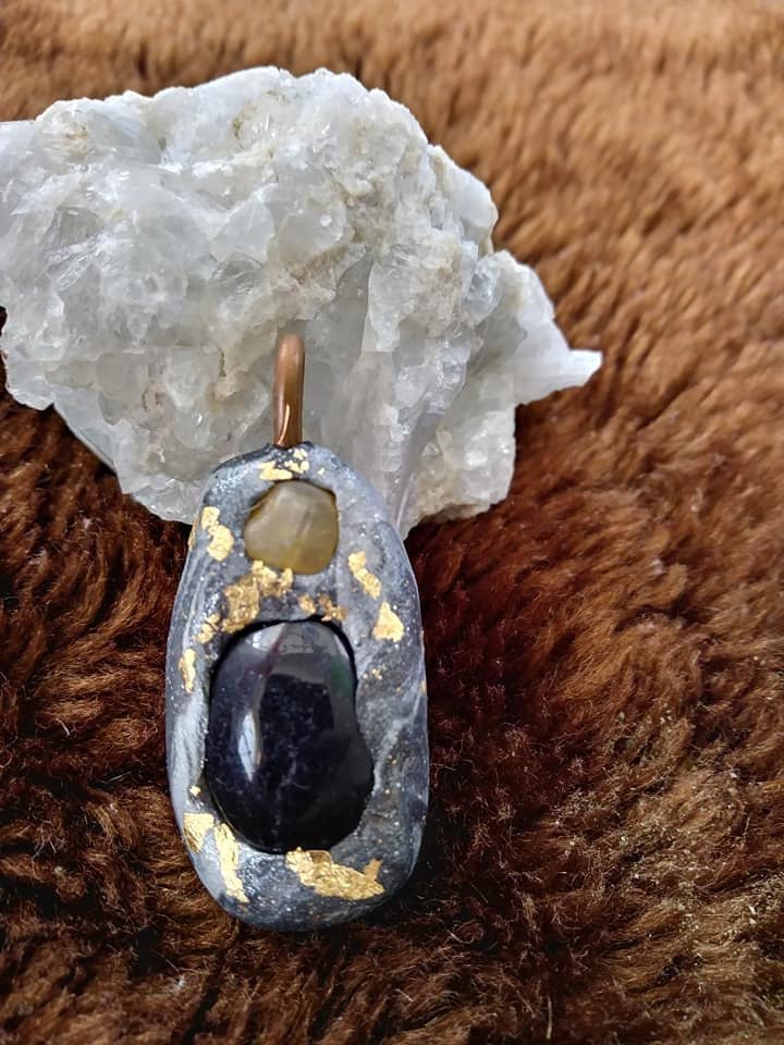 Topas Und Dunkel Violetter Amethyst Anhänger//Blattgold Polymer Clay//Amethyst Anhänger/Goldblatt/Topas Anhänger/Schmuckstück Topas Und Dunkel Violetter Amethyst Anhänger//Blattgold Polymer Clay//Amethyst Anhänger/Goldblatt/Topas Anhänger/Schmuckstück von daggerandcloak