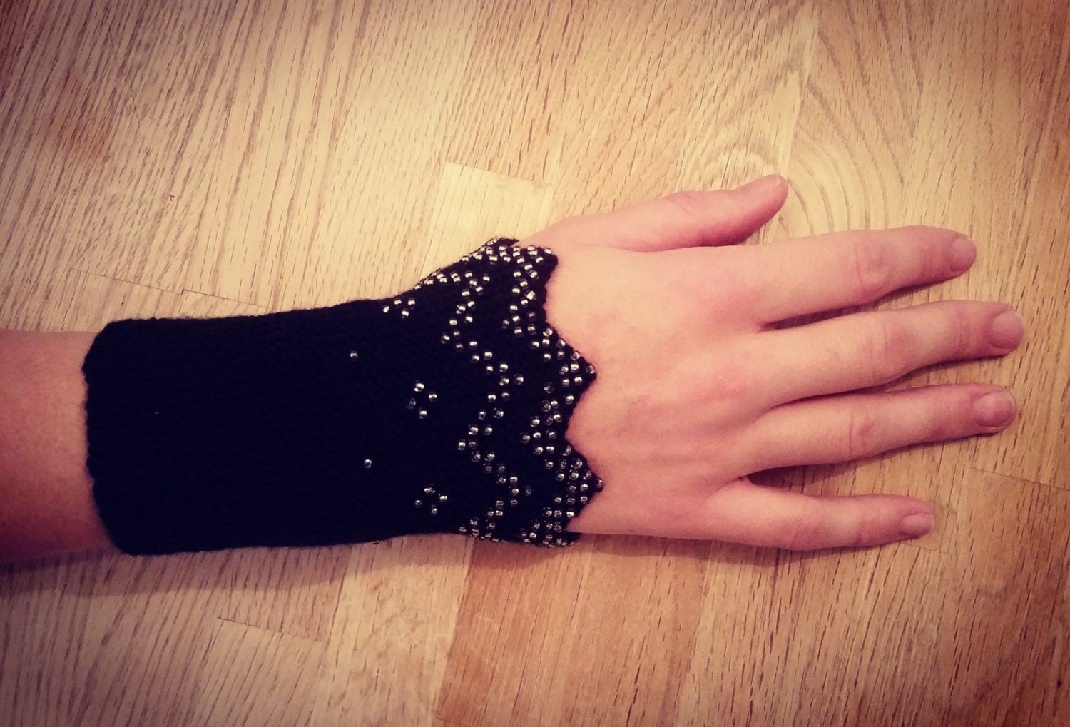 Schöne Handgestrickte Pulswärmer Mit Glasperlen. Super Weiche Merinowolle von dagmartpunktse