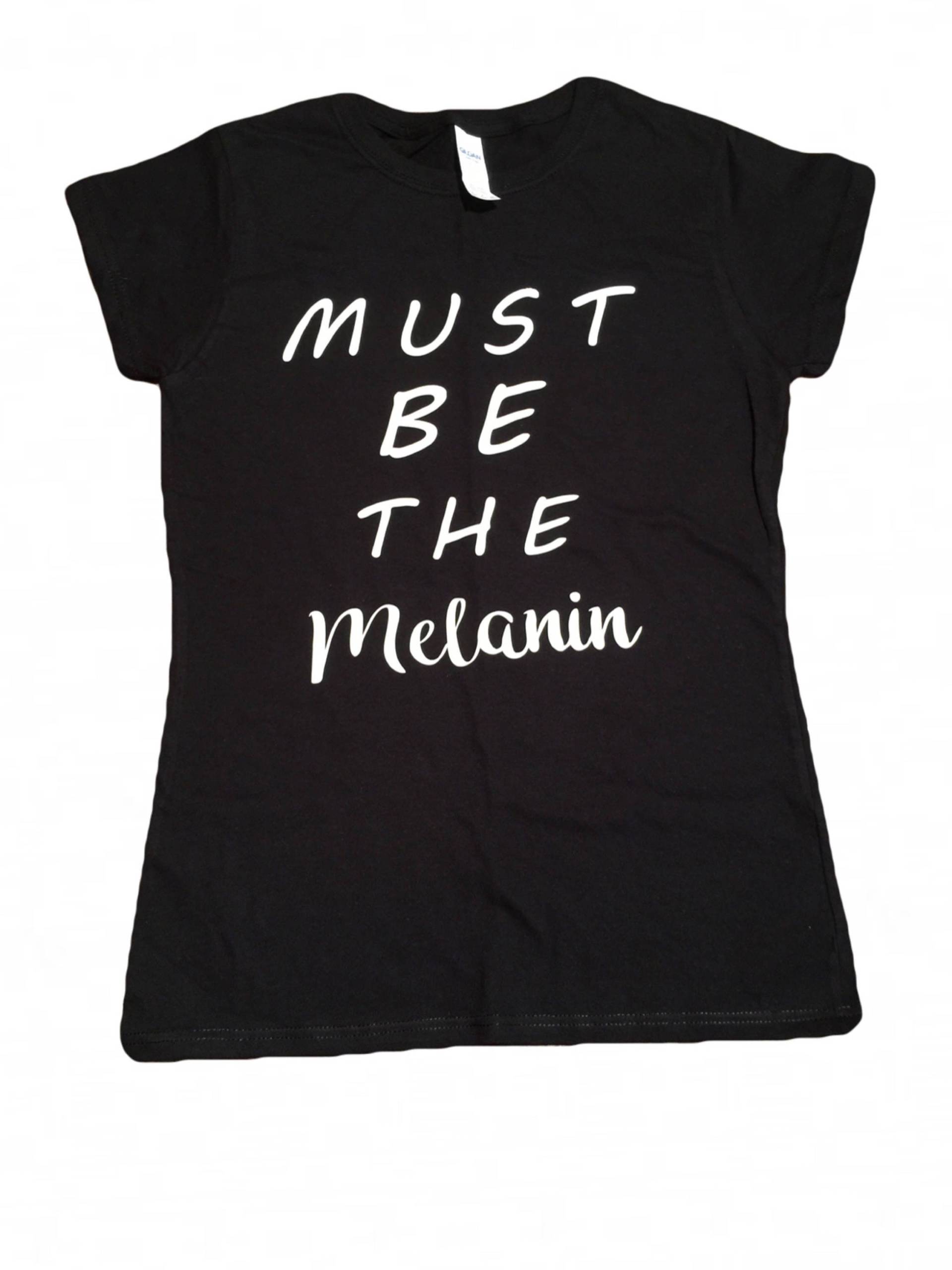 Must Be The Melanin - Melanin Auf Fleek Das Allerdings Schwarzer Tailliertes Damen Kurzarmshirt Must Be The Melanin - Melanin Auf Fleek Das Allerdings Schwarzer Tailliertes Damen Kurzarmshirt von dailysocietyclothing