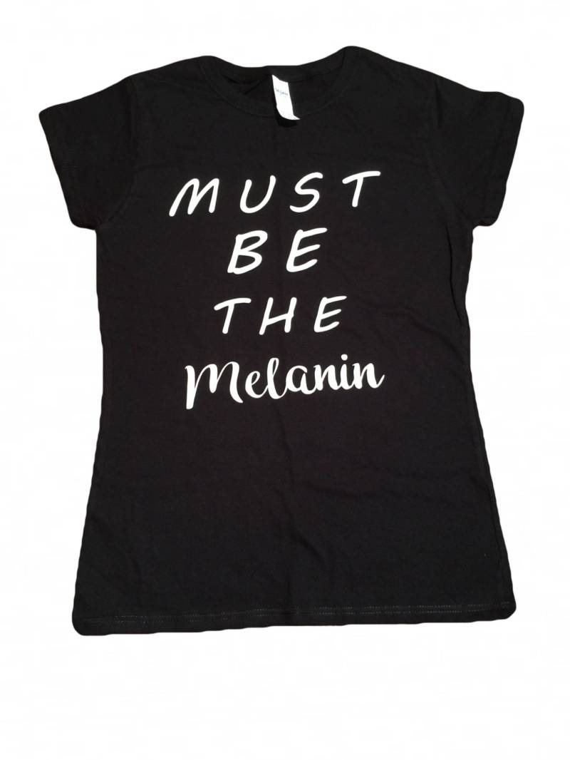 Must Be The Melanin - Melanin Auf Fleek Das Allerdings Schwarzer Tailliertes Damen Kurzarmshirt Must Be The Melanin - Melanin Auf Fleek Das Allerdings Schwarzer Tailliertes Damen Kurzarmshirt von dailysocietyclothing