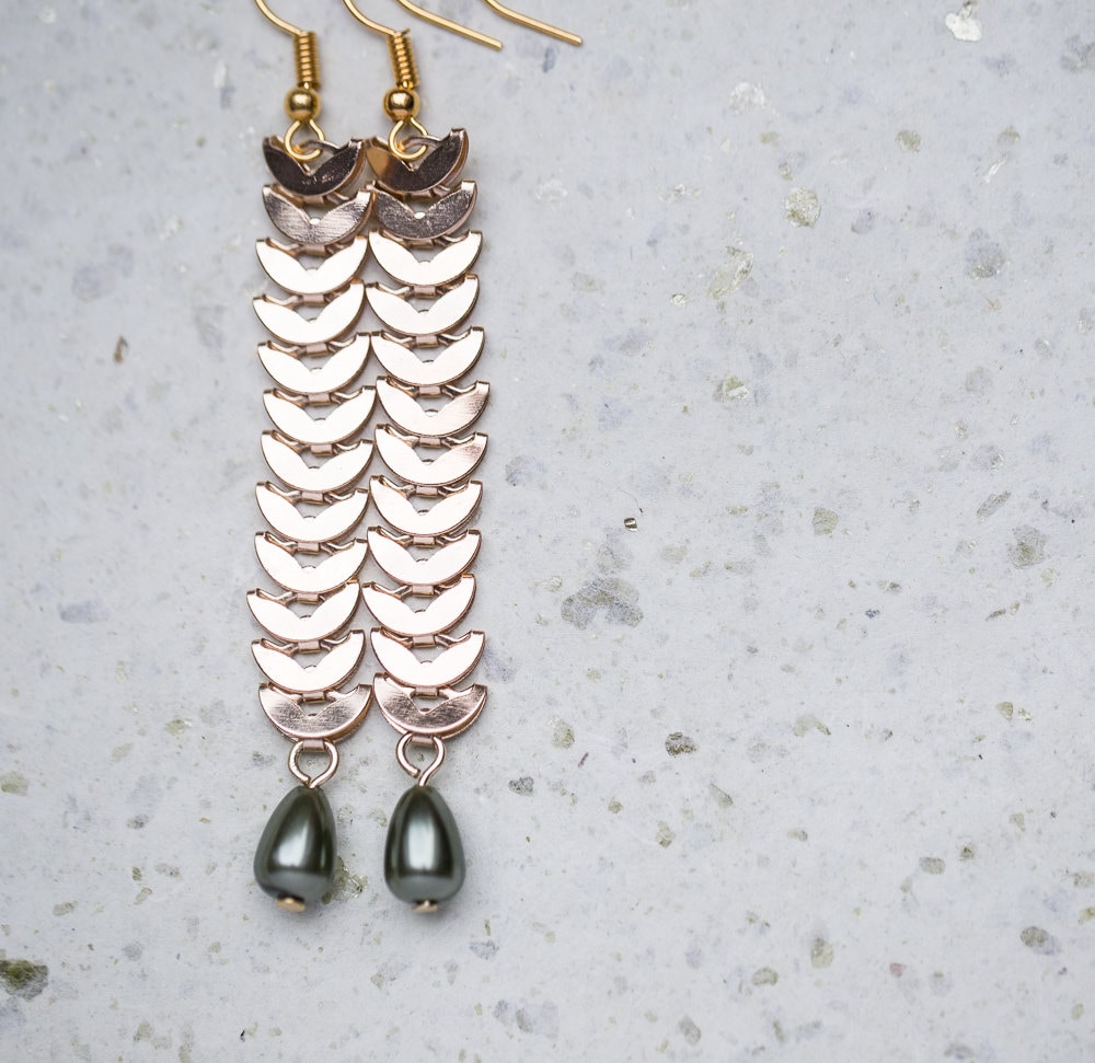 Lange Gold Ketten Ohrringe Khaki Tropfen Perlen Boho Glam Gold Schmuck von daimblond