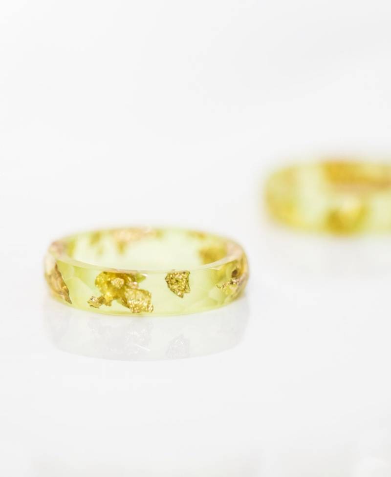 Lime Harz Ring Gelb Stapeln Gold Flocken Kleine Facettierte Ooak Minimal Chic Schmuck von daimblond