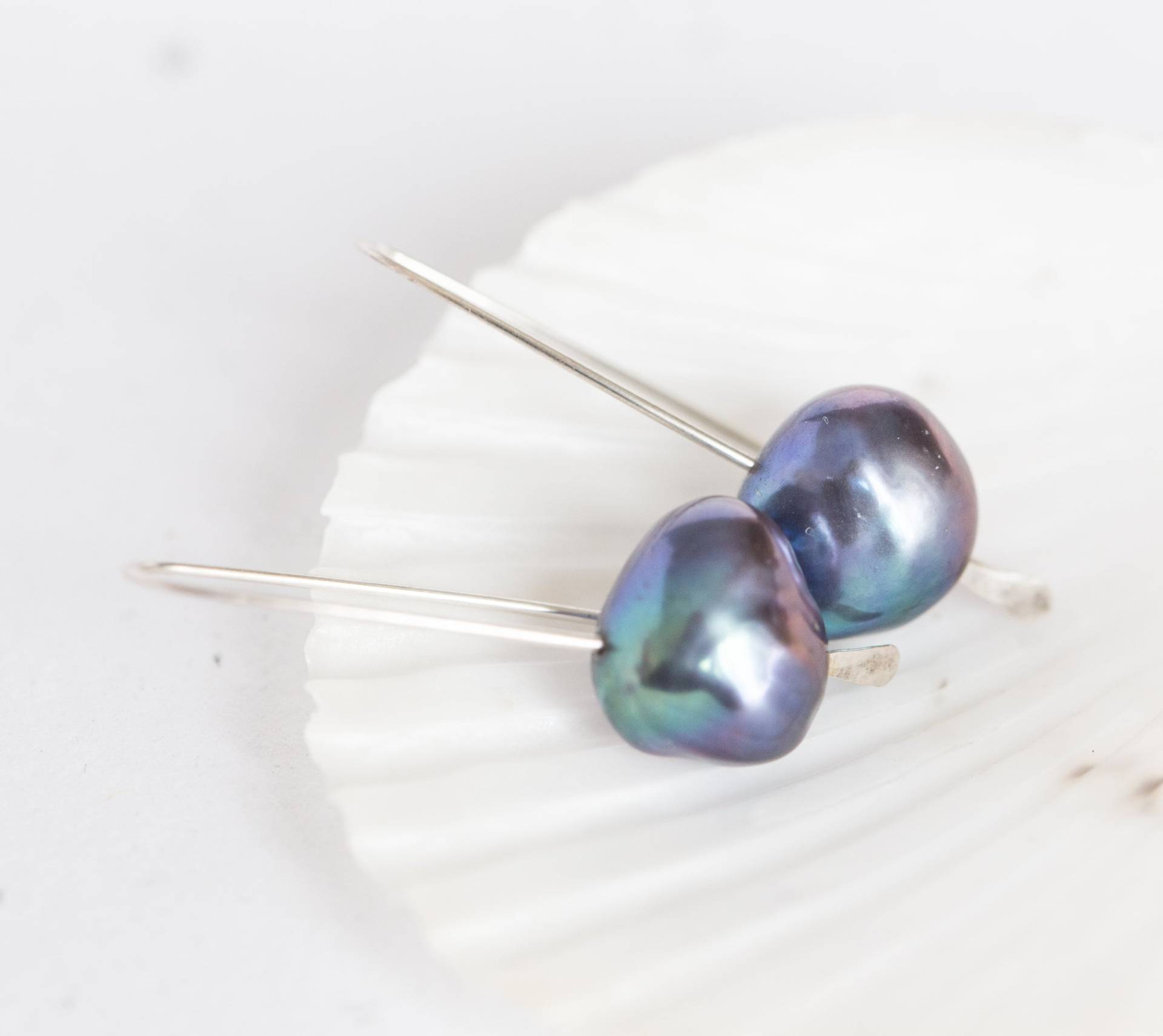 Midnight Blau Perlen Moderne Einfache Haken Ohrringe Sterling Silber Minimal Chic von daimblond