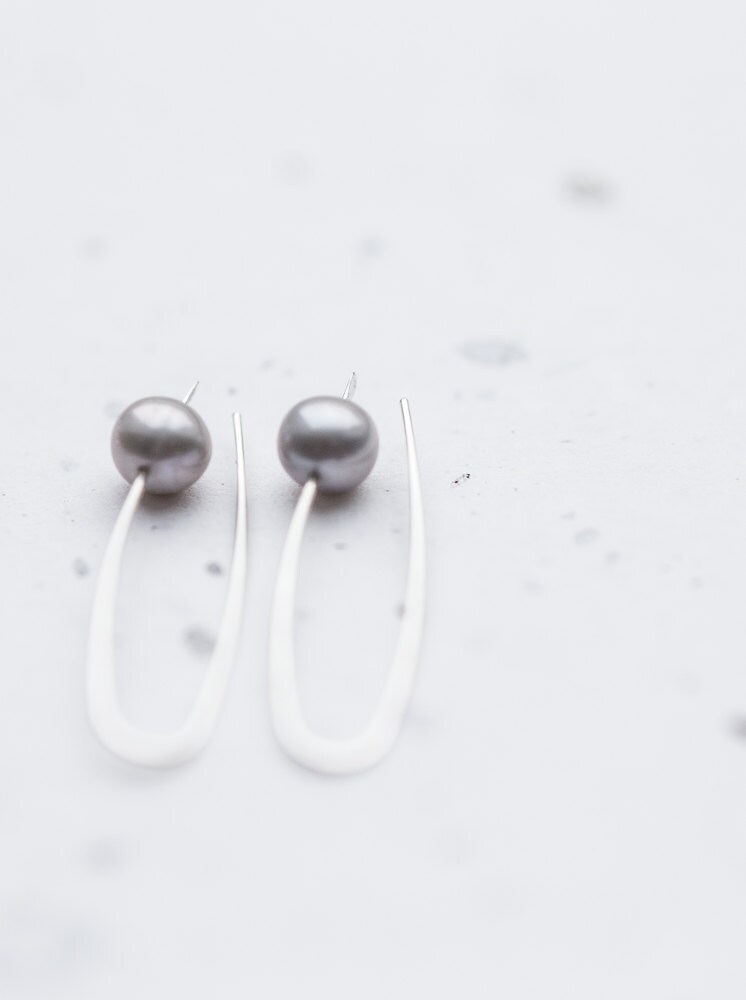 Moderne Minimal Chic Grau Perlen Ohrringe Sterling Silber Hochzeit von daimblond