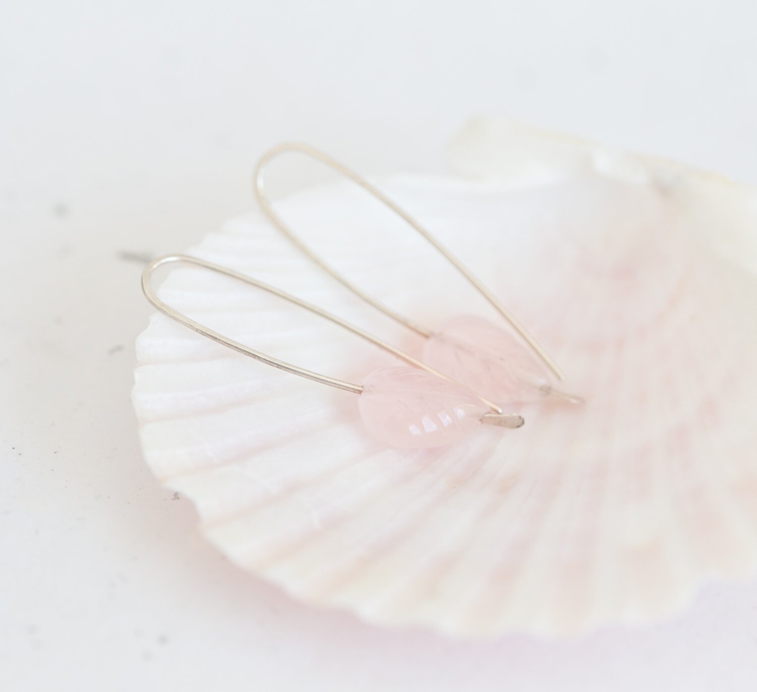 Moderne Ohrringe Argentuim Sterling Silber Rosenquarz Geschnitzte Blatt Minimalist Schmuck von daimblond