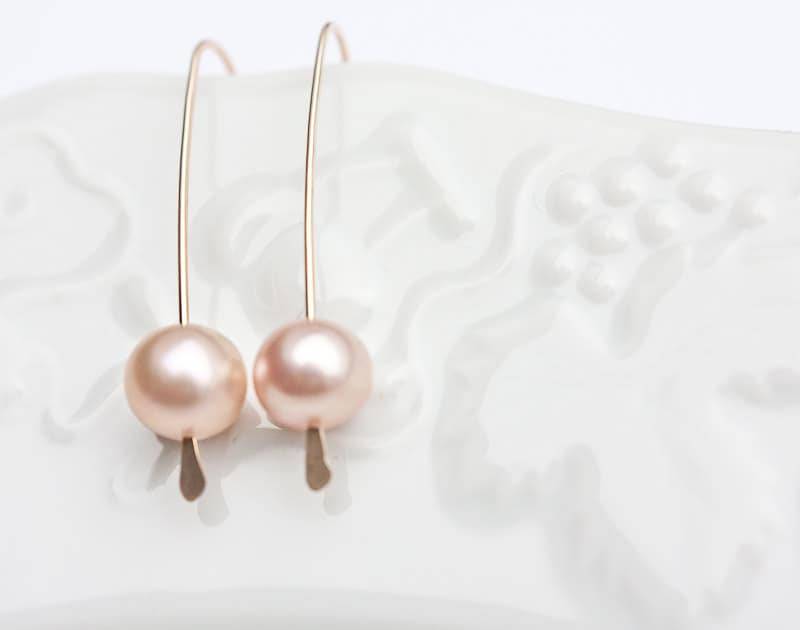 Moderne Schlichte Ohrringe 14K Goldfilled Pastell Perlen Tea Rose Peach von daimblond