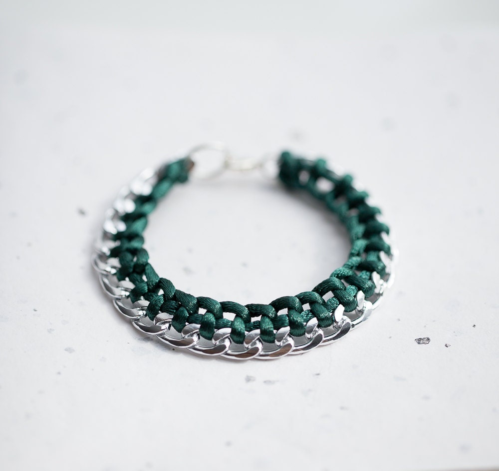Smaragdgrünes Geflochtenes Armband Seidige Kordel & Silberkette Smaragdgrünes Geflochtenes Armband Seidige Kordel & Silberkette von daimblond