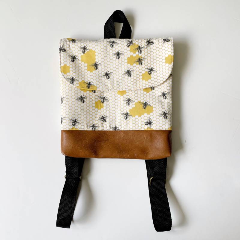 Busy Bee Tiny Pack - Kleiner Rucksack Kleinkind Backpack Urlaub Ostern von daintybean