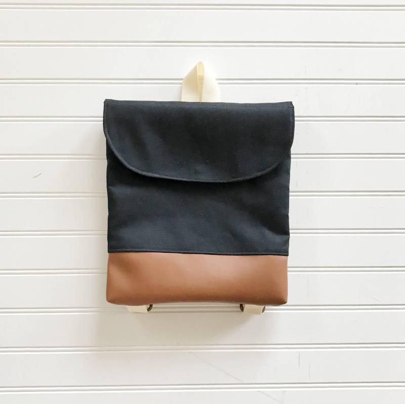 Solider Schwarzer Tiny Pack - Kleiner Rucksack Kleinkind-Rucksack Kleinkind-Tasche Kleinkind-Geldbeutel Kinderrucksack von daintybean