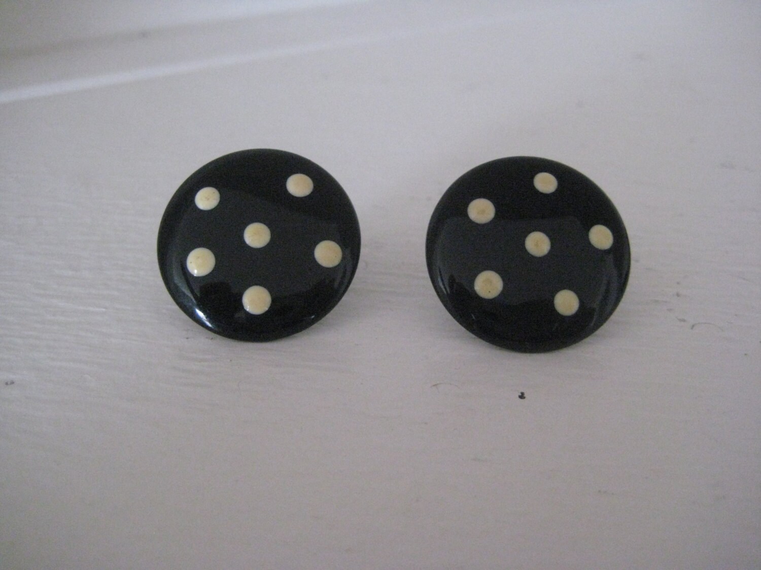 1950Er/1960Er Jahre Metall Runde Ohrringe/Schwarz Und Creme Pok - A - Dots Rockabilly von daisiesonneptune