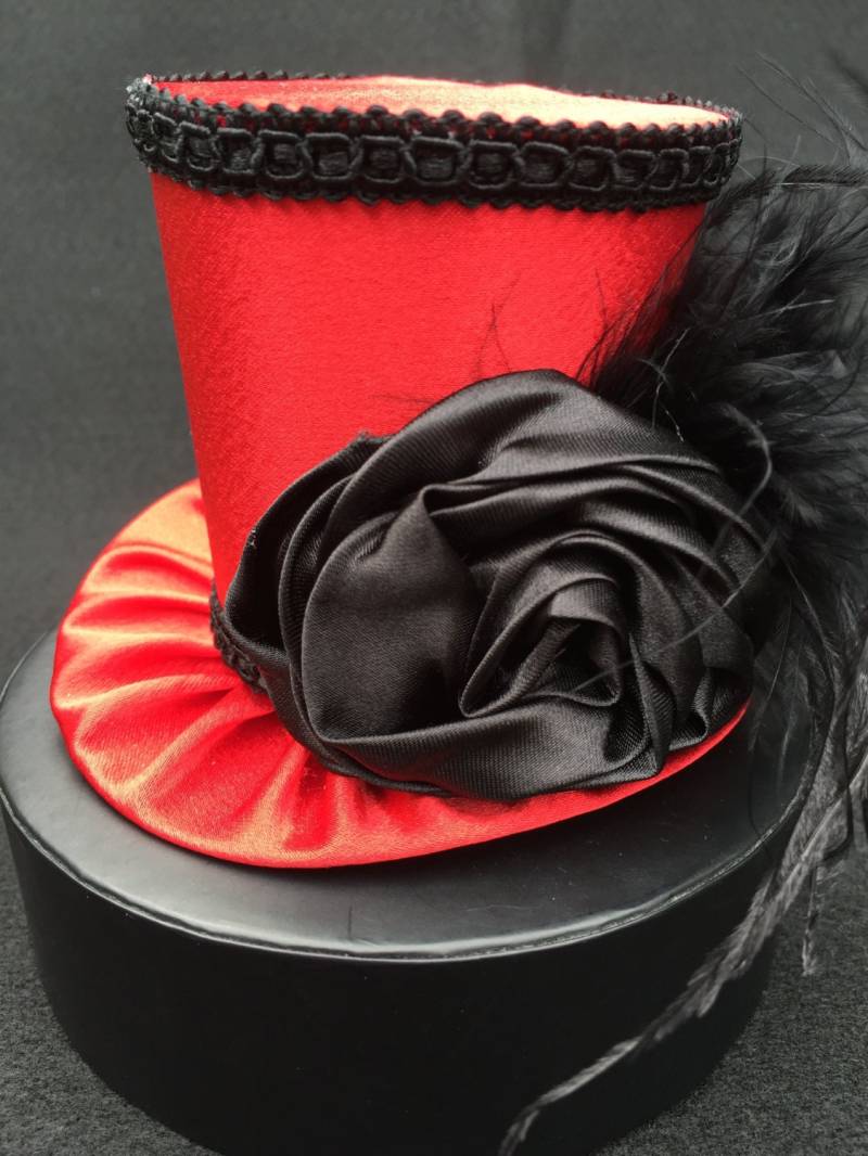 Mini Hut Rot Satin Hutmacher Für Anzieh, Geburtstag, Tea Party Oder Foto-Prop Mini Hut Rot Satin Hutmacher Für Anzieh, Geburtstag, Tea Party Oder Foto-Prop von daisyleedesign