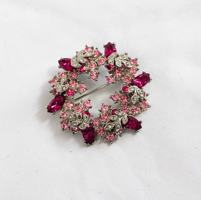 Kranz Form Rosa Strass Brosche Anstecknadel Kranz Form Rosa Strass Brosche Anstecknadel von dakotasvintage