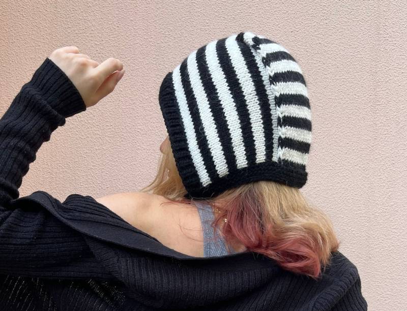 Handgestrickte Gestreifte Balaclava Mütze Schwarz Und Weiss Wollmischung von daldandala