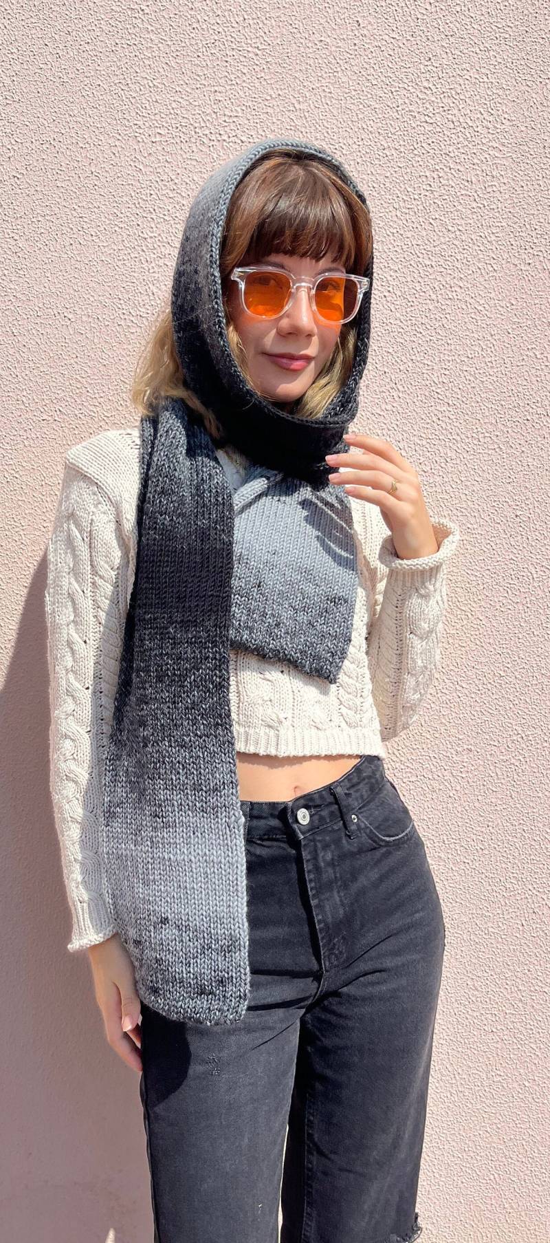 Hand Gestrickter Wollschal in Farbverlauf Schwarz Und Grau Tönen von daldandala