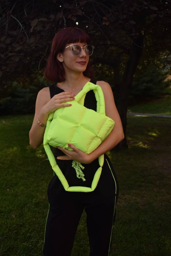 Neon Gelbe Kugeltasche Gesteppte Tragetasche, Wolke Kissen Design von daldandala