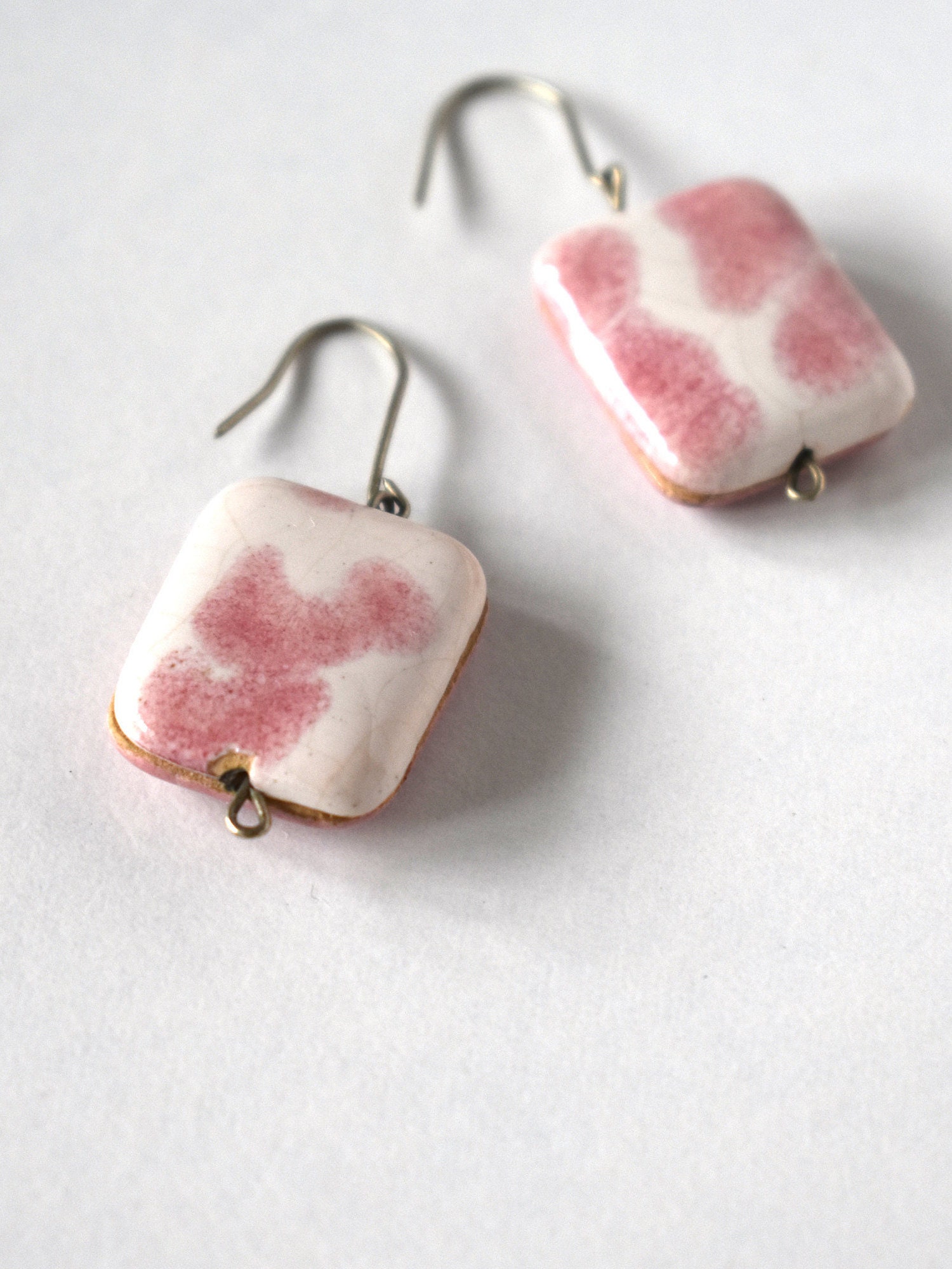 Vintage 80Er Jahre Keramik Weiß & Rosa Hängeohrringe/Vintage Abstrakte Print Tropfen Ohrringe/Hipster Rechteckige Ohrhänger/Gestreifte Ohrringe von damntheglamvintage