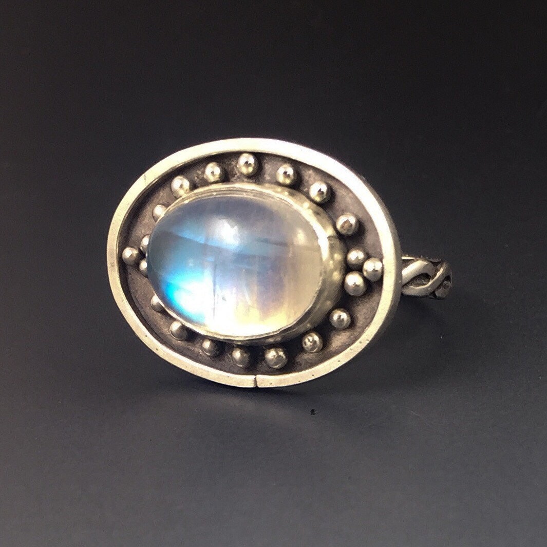 Mondstein Granulierter Ring Mondstein Granulierter Ring von danaevansstudio