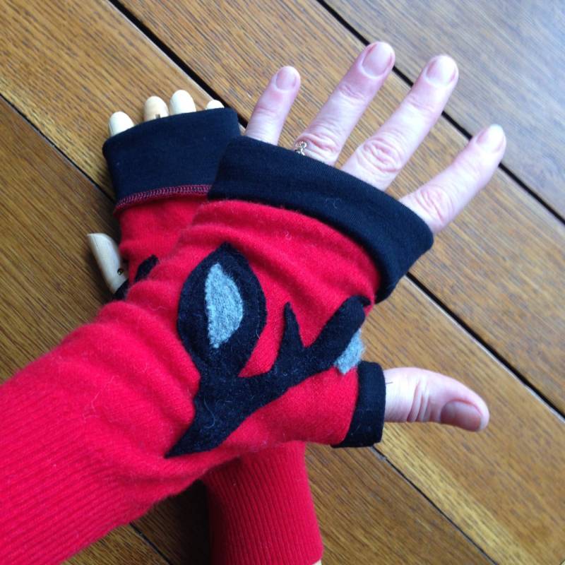 Fingerlose Handschuhe, Handgefertigt Aus Upcycled Wollpullover, Rot, Schwarz Mit Blatt-Applikation, # G170 Fingerlose Handschuhe, Handgefertigt Aus Upcycled Wollpullover, Rot, Schwarz Mit Blatt-Applikation, # G170 von danamurphydesigns