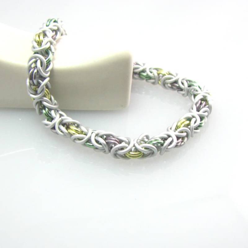 Cara Chainmaille Armband in Blass Zitrus Cara Chainmaille Armband in Blass Zitrus von dancingleafstudios