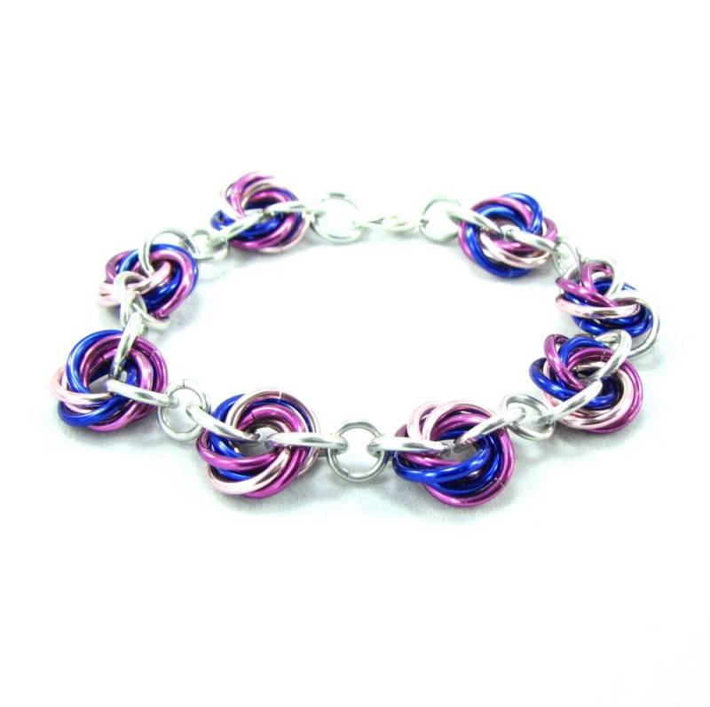 Pride Not Prejudice Rosette Chainmaille Armband Pride Not Prejudice Rosette Chainmaille Armband von dancingleafstudios