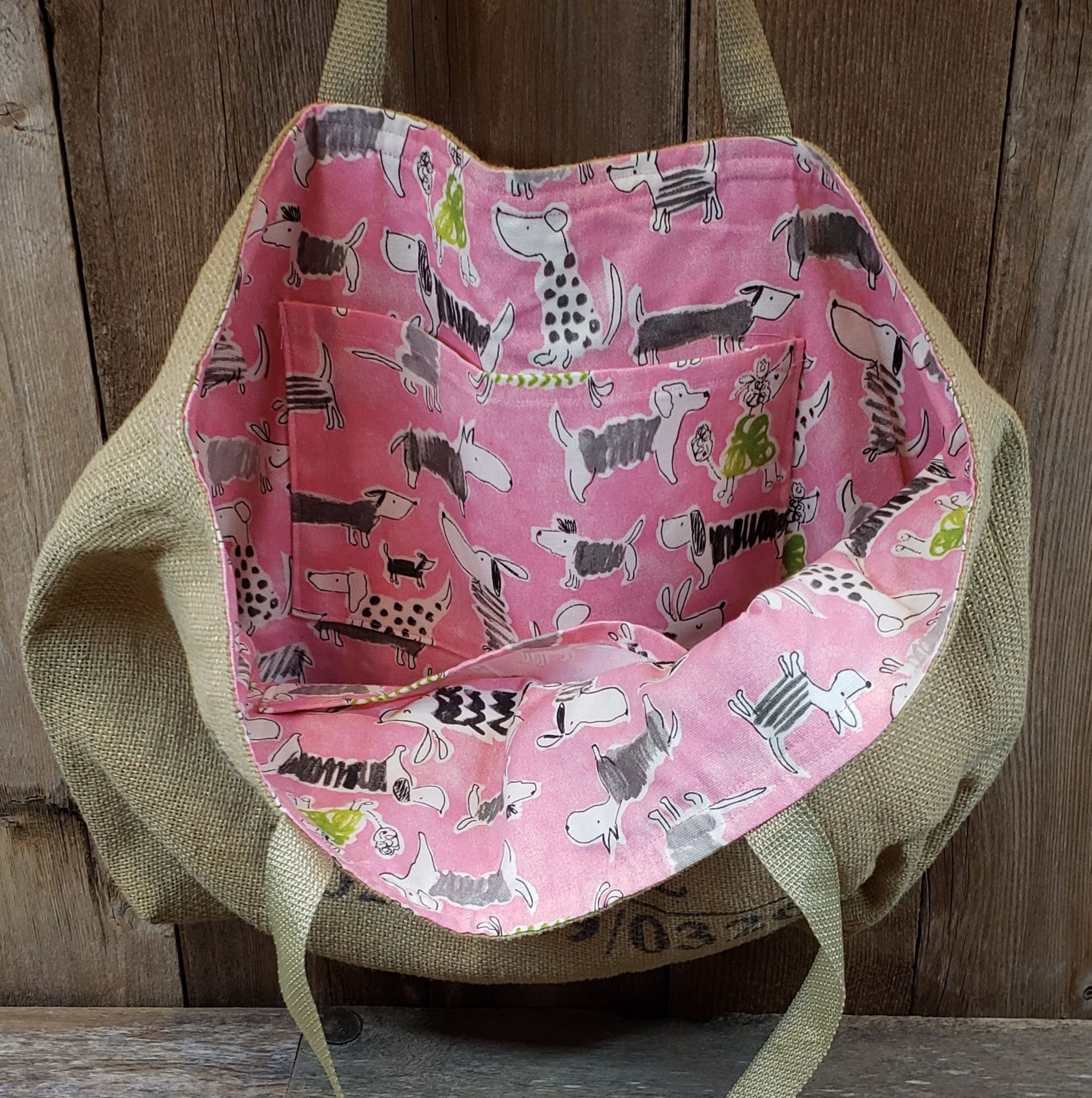 Recycelte Kaffeetasche Mit Pink Puppy Liner Recycelte Kaffeetasche Mit Pink Puppy Liner von dandrikdesigns