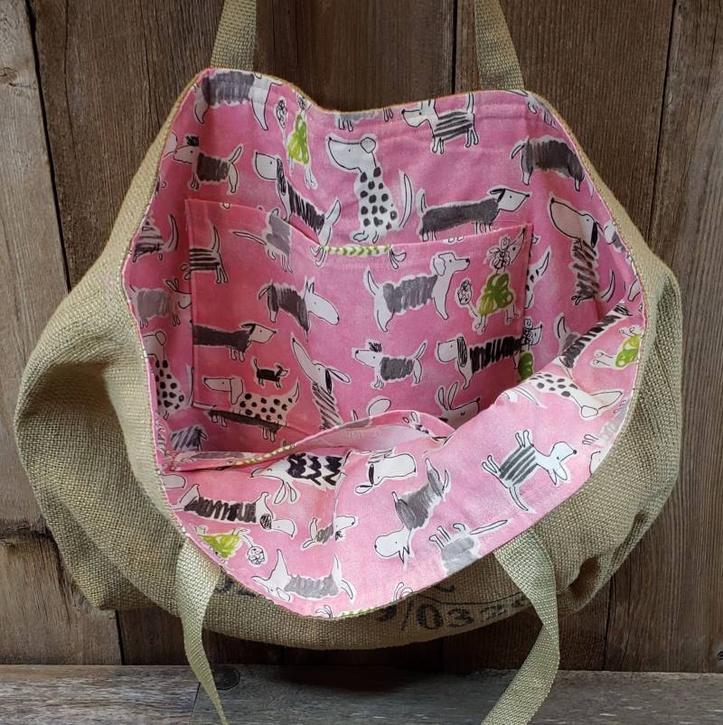 Recycelte Kaffeetasche Mit Pink Puppy Liner Recycelte Kaffeetasche Mit Pink Puppy Liner von dandrikdesigns