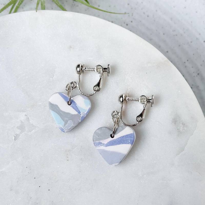 Mädchen Ohrclips Marmorierte Herz Ohrhänger, Schmuck Aus Polymer Clay von dangleandbloom