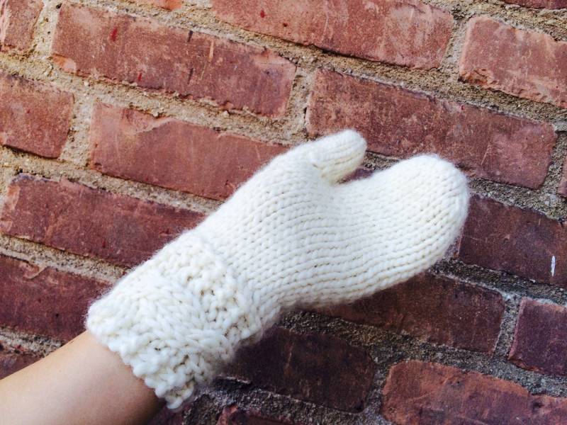 strickfäustlinge/Zopfmuster Wolle Mittens in Den Farben Naturweiß, Braun Und Haferflocken von danielastange