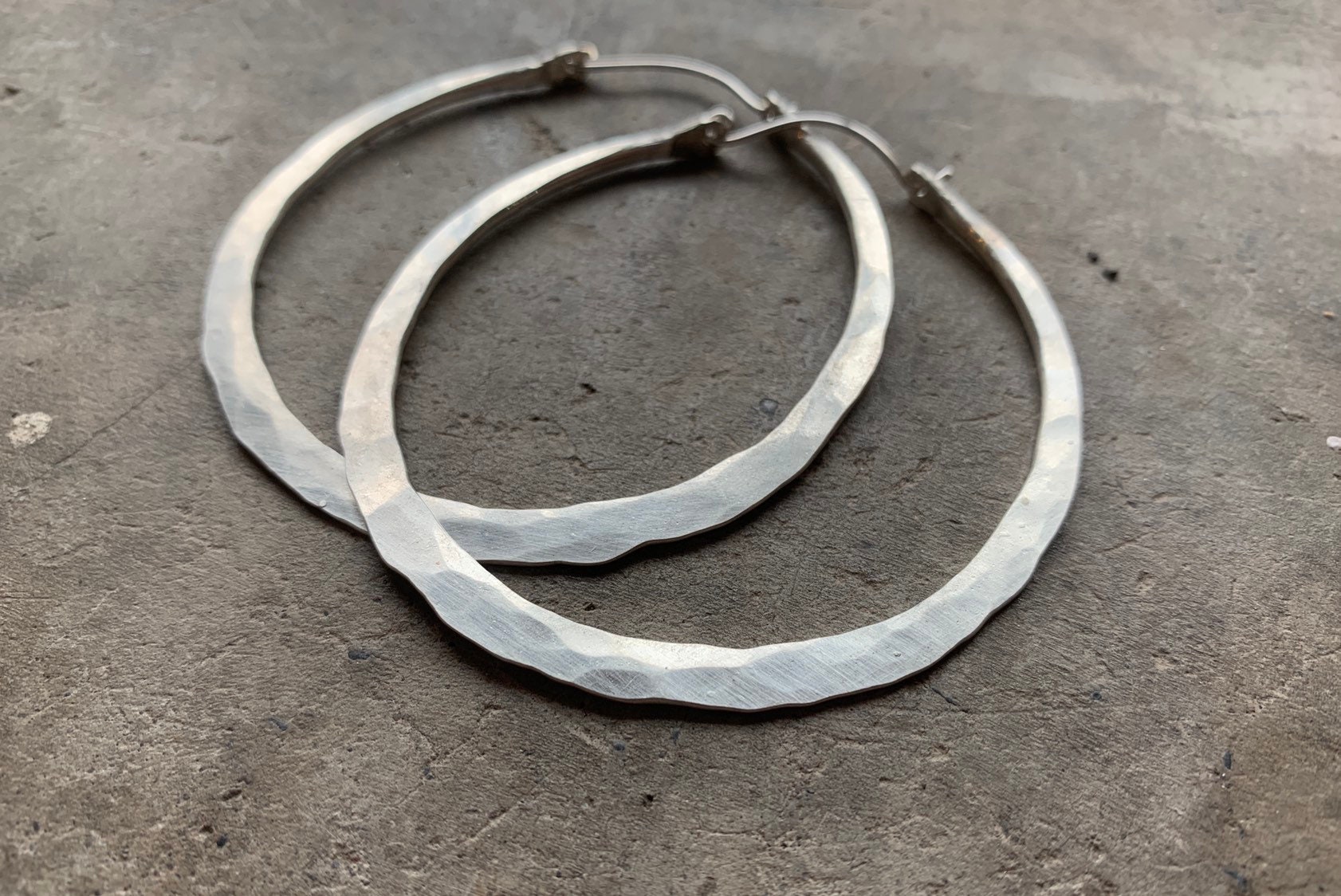Gehämmerte Sterling Silber Creolen/Custom Boho Daniellerosebean Dicke Ohrring Klein Groß Schmuck Gehämmerte Sterling Silber Creolen/Custom Boho Daniellerosebean Dicke Ohrring Klein Groß Schmuck von daniellerosebean
