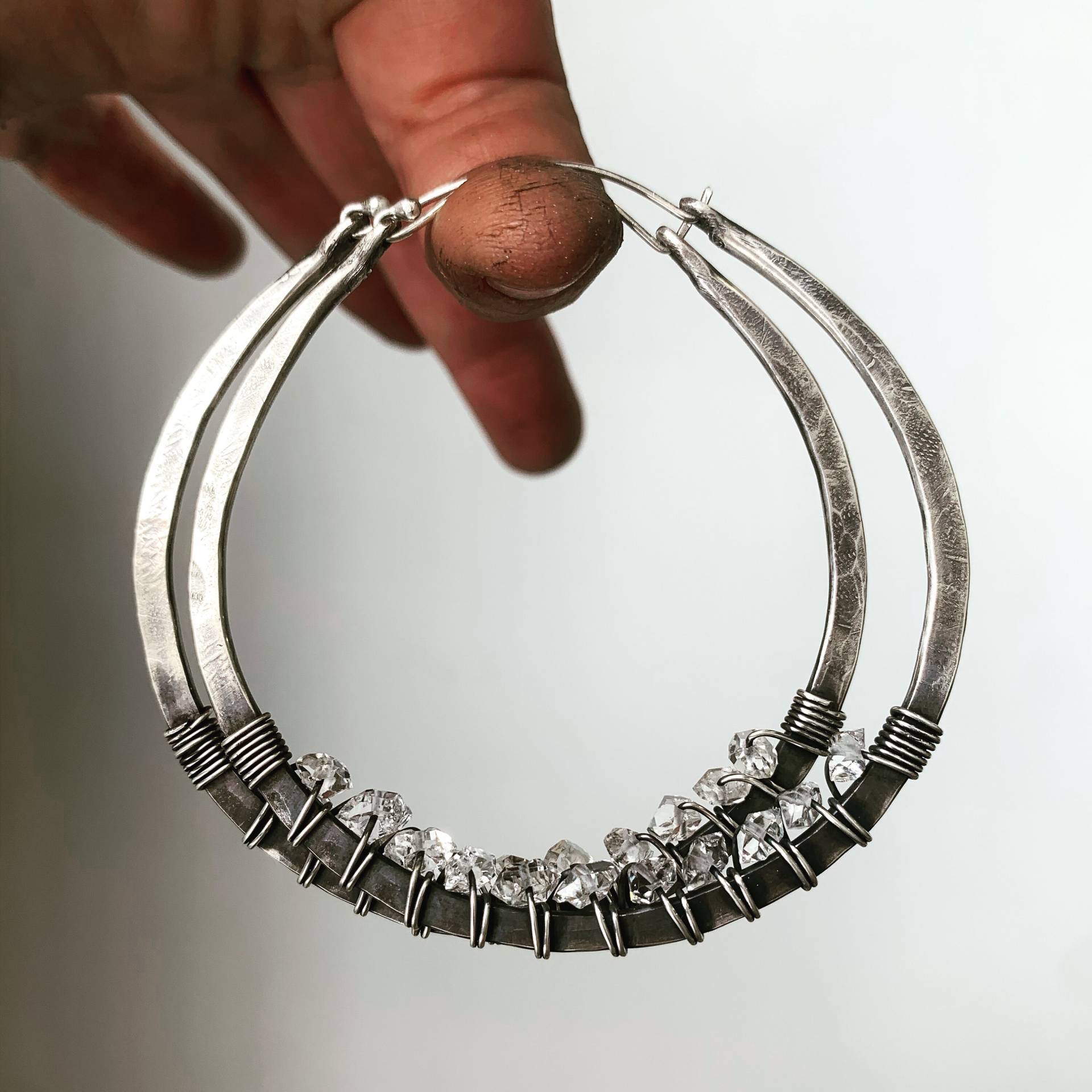 Gehämmerte Sterling Silber Creolen/Herkimer Diamant Oxidiert Wire Wrap Schmuck Statement Danielle Rosebean Boho Gehämmerte Sterling Silber Creolen/Herkimer Diamant Oxidiert Wire Wrap Schmuck Statement Danielle Rosebean Boho von daniellerosebean