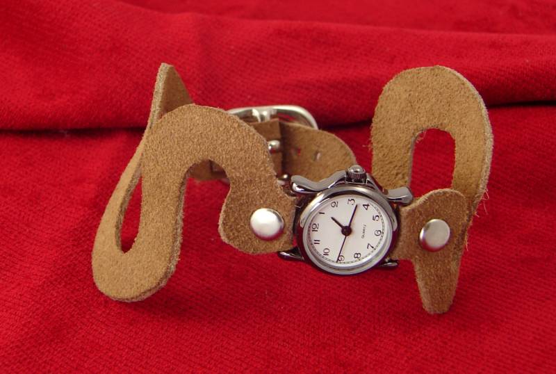 Schlangen Auf Eine Watch - Beige Wildleder Ansehen Schlangen Auf Eine Watch - Beige Wildleder Ansehen von danielml