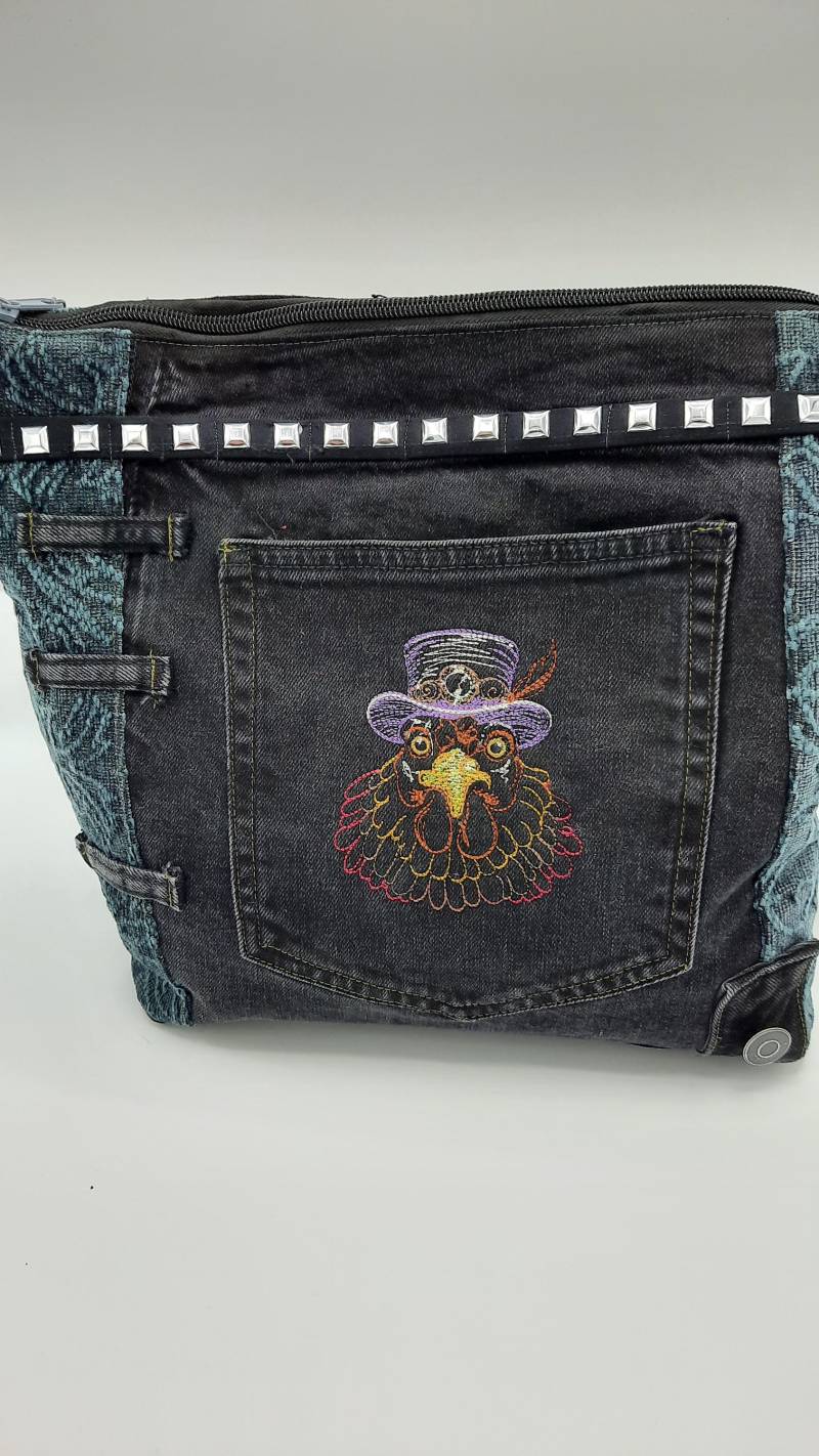 Upcycling Jeans Schwarz Umhängetasche Recycelte Cross Body Tasche Jeanstasche Bestickt Steampunk Huhn Vintage von danisbags