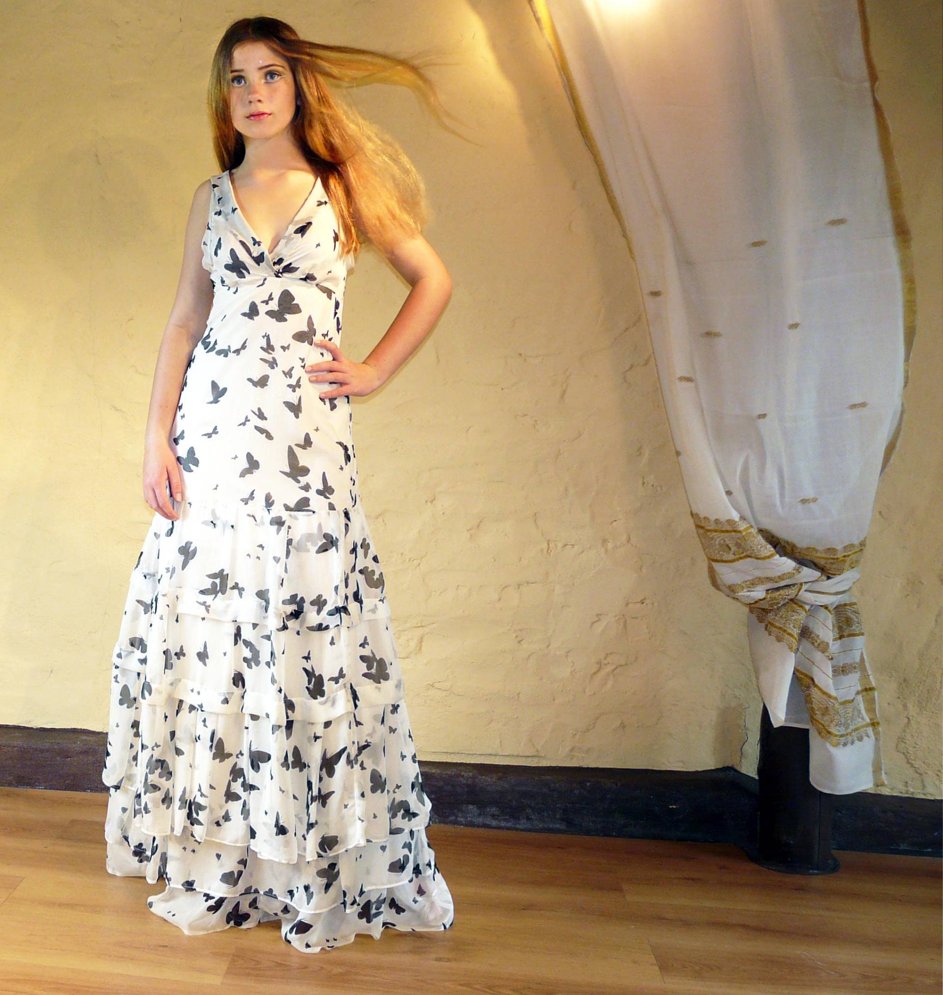 Leicht, Verträumt Und Wunderschön - 100 % Reines Seidenkleid, Schwarz Weiß Mit Fließenden Schichten Schmetterlingen, Wird Bis Zum Körper Größe Leicht, Verträumt Und Wunderschön - 100 % Reines Seidenkleid, Schwarz Weiß Mit Fließenden Schichten Schmetterlingen, Wird Bis Zum Körper Größe von daniwagnerdesigns