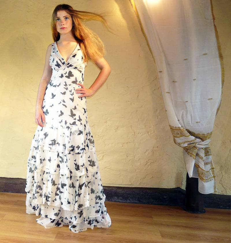 Leicht, Verträumt Und Wunderschön - 100 % Reines Seidenkleid, Schwarz Weiß Mit Fließenden Schichten Schmetterlingen, Wird Bis Zum Körper Größe von daniwagnerdesigns